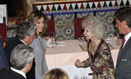 La Reina y la duquesa de Alba, en los Premios Garbanzo de Plata de 2010 |  Gtres