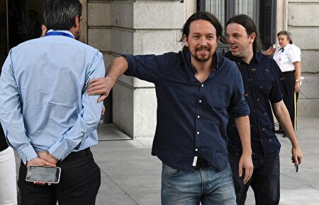 Pablo Iglesias este jueves en el patio del Congreso |  EFE