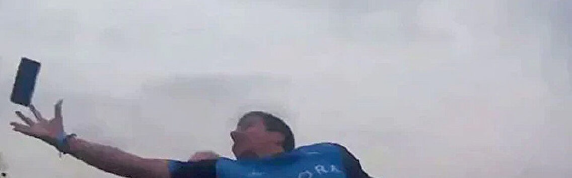 Atrapa en una montaña rusa el móvil que se le había caído a otra persona 