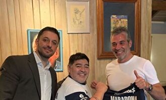 Maradona, tras firmar su nuevo contrato. |  Twitter