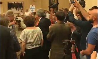 Aquelarre peronista en el Congreso: Podemos recibe a Alberto Fernández al grito de "presidente, presidente"