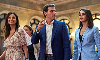 Rivera, Arrimadas y Lorena Roldán en el Parlament. |  EFE