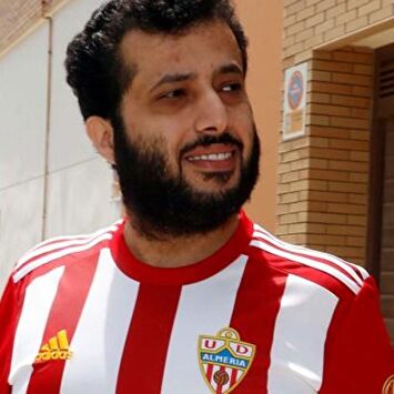 El jeque Turki Al-Sheikh, a su salida de la notaría en la que cerró la compra del Almería |  EFE