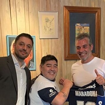 Maradona, tras firmar su nuevo contrato. |  Twitter