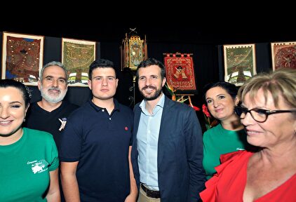 Pablo Casado, junto a los capitanes de la comparsa Mirenos de Caudete |  EFE