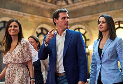Rivera, Arrimadas y Lorena Roldán en el Parlament. |  EFE
