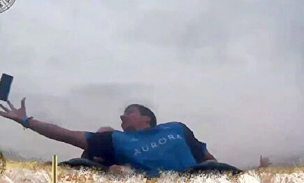 Atrapa en una montaña rusa el móvil que se le había caído a otra persona 