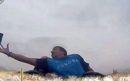 Atrapa en una montaña rusa el móvil que se le había caído a otra persona 