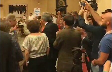 Aquelarre peronista en el Congreso: Podemos recibe a Alberto Fernández al grito de "presidente, presidente"