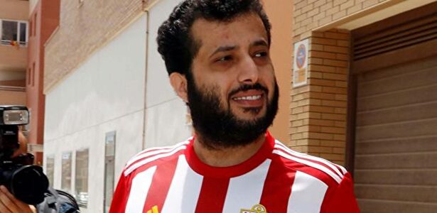 El jeque Turki Al-Sheikh, a su salida de la notaría en la que cerró la compra del Almería |  EFE