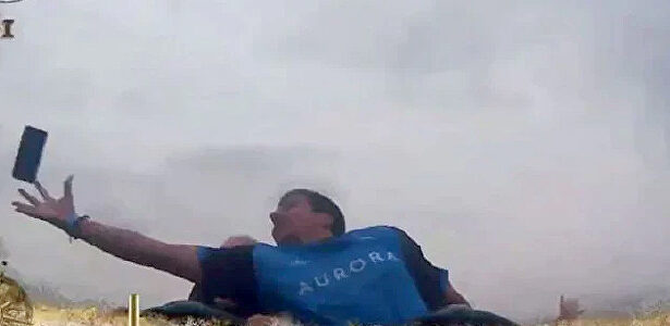 Atrapa en una montaña rusa el móvil que se le había caído a otra persona 