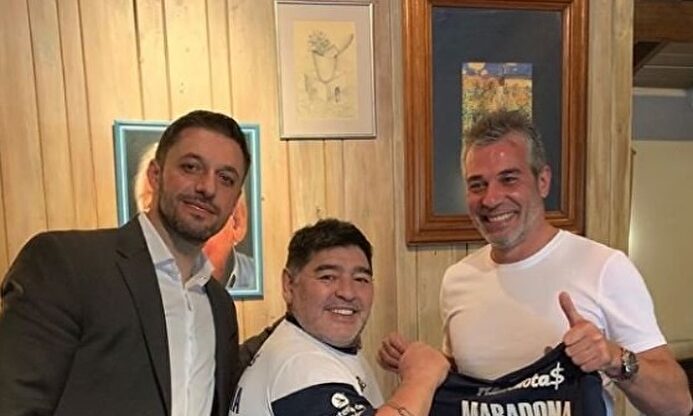 Maradona, tras firmar su nuevo contrato. |  Twitter