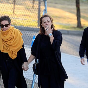 Lola Fernández Ochoa, hermana de Blanca, saluda a los medios a su llegada a la capilla ardiente. |  EFE