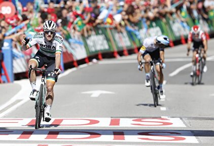 Sam Bennett gana en una etapa marcada por el final accidentado