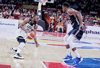 Kemba Walker encarándose con Giannis Antetokounmpo durante el partido. |  EFE
