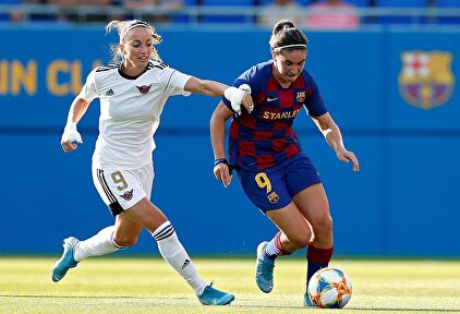 Asllani pugna un balón contra Mariona durante el encuentro | Europa Press