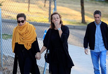 Lola Fernández Ochoa, hermana de Blanca, saluda a los medios a su llegada a la capilla ardiente. |  EFE