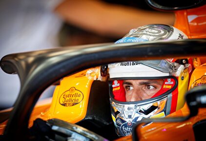 Carlos Sainz subido en su coche durante esta mañana | Europa Press