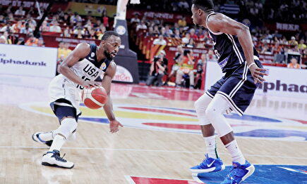 Kemba Walker encarándose con Giannis Antetokounmpo durante el partido. |  EFE