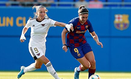 Asllani pugna un balón contra Mariona durante el encuentro | Europa Press