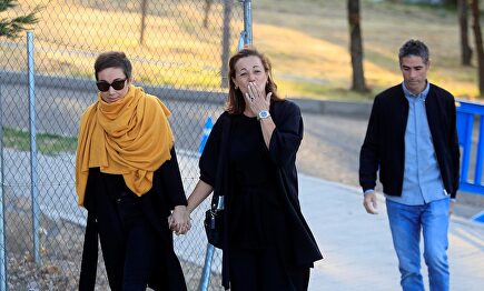 Lola Fernández Ochoa, hermana de Blanca, saluda a los medios a su llegada a la capilla ardiente. |  EFE
