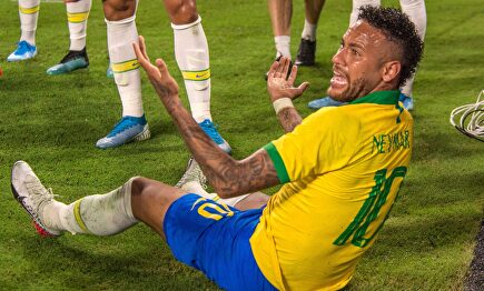 Tremenda carga a Neymar: Davinson le empotra contra la valla