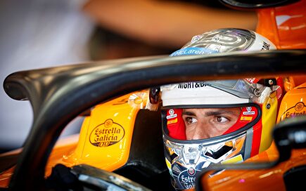 Carlos Sainz subido en su coche durante esta mañana | Europa Press