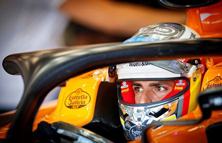 Carlos Sainz subido en su coche durante esta mañana | Europa Press