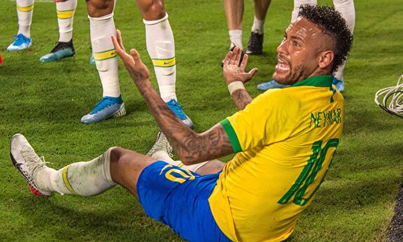 Tremenda carga a Neymar: Davinson le empotra contra la valla