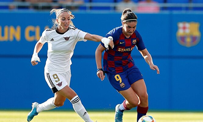 Asllani pugna un balón contra Mariona durante el encuentro | Europa Press