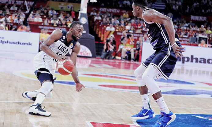 Kemba Walker encarándose con Giannis Antetokounmpo durante el partido. |  EFE