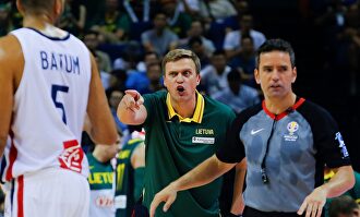 El árbitro español Antonio Conde, durante el Francia-Lituania. |  EFE