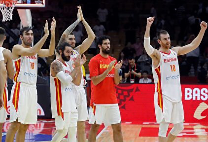Los jugadores celebran la victoria ante Serbia. |  EFE