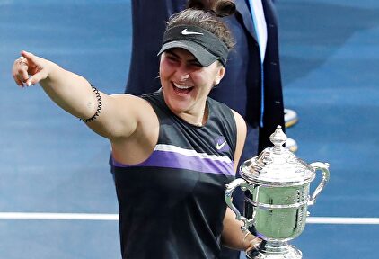 Bianca Andreescu posa con el trofeo de campeona del US Open. |  EFE