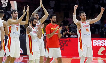 Los jugadores celebran la victoria ante Serbia. |  EFE