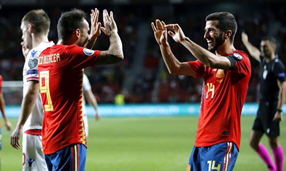 Alcácer y Gayá, protagonistas del cuarto gol |  EFE