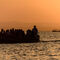 El paseo en barca al atardecer es uno de sus atractivos turísticos y fotográficos más solicitado. En la foto, dos barcas repletas de gente se encuentran a la espera de que el sol se oculte en el horizonte.
