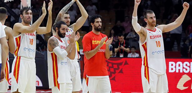 Los jugadores celebran la victoria ante Serbia. |  EFE