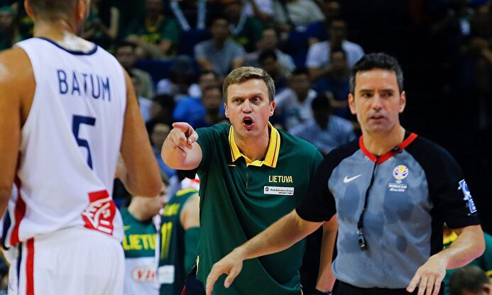 El árbitro español Antonio Conde, durante el Francia-Lituania. |  EFE