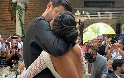 Un romántico beso de los novios |  Instagram