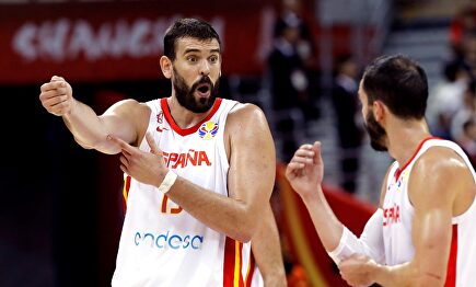 Marc Gasol y Pau Ribas, durante el partido ante Polonia. |  EFE