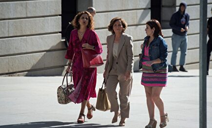 Lastra, Calvo y Montero a su llegada al Congreso. |  EFE