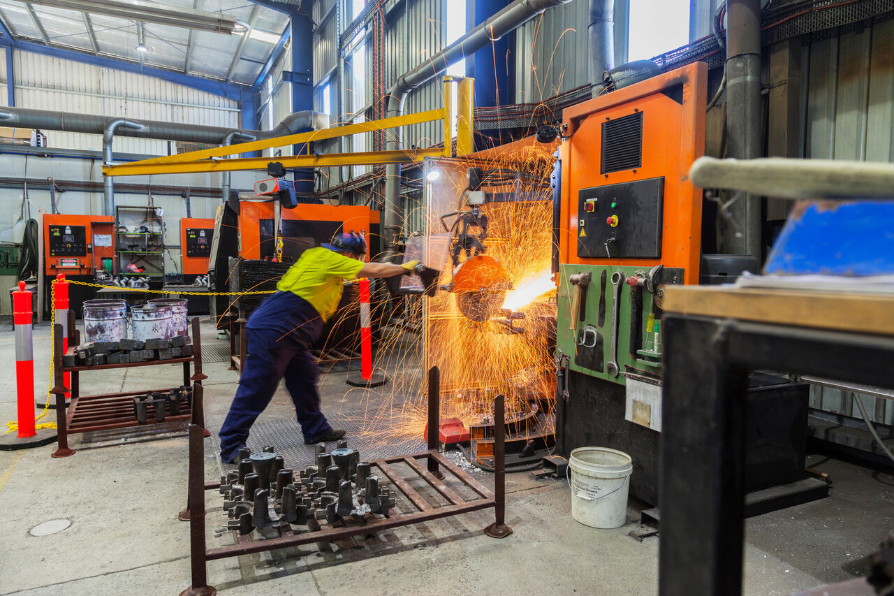 Un empleado de una fábrica I Alamy