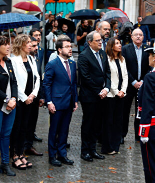 Torra y otros cargos en la Diada, en el momento en que se ha escuchado el Himno de España |  EFE