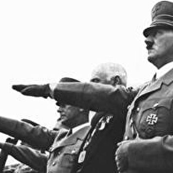 Adolf Hitler saluda la bandera olímpica en la inauguración de los Juegos Olímpicos de Berlín |  Archivo