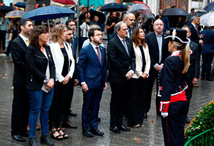 Torra y otros cargos en el momento en el que se ha escuchado el Himno. |  EFE