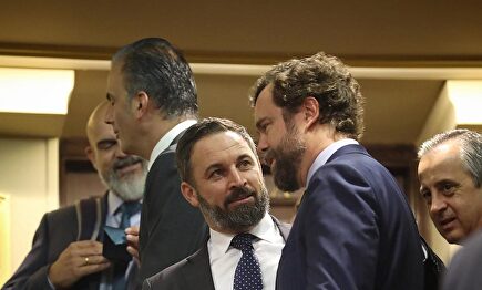 Santiago Abascal conversa con Iván Espinosa de los Monteros en el Congreso |  Vox