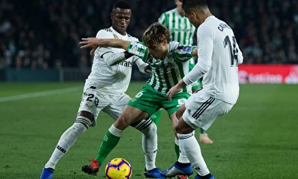 Casemiro y Vinicius ante el Betis. |  Cordon Press