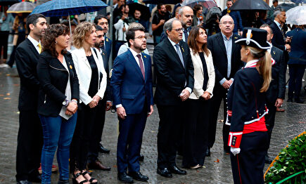 Torra y otros cargos en la Diada, en el momento en que se ha escuchado el Himno de España |  EFE