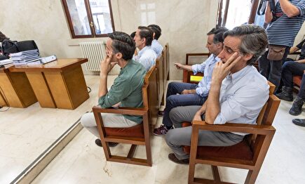 Los hermanos Ruiz-Mateos, en el banquillo de los acusados |  EFE